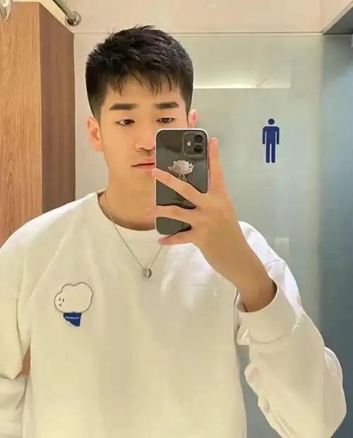 "微胖"男生剪什么发型更合适?试试这3款,干净利落显帅气