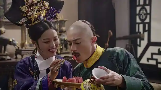 如懿传:嘉贵妃喂皇上吃西瓜,不料皇上一直念着皇后,人在心不在-影视综