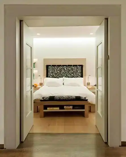 设计重点:双开门设计编辑点评:卧室门正对大床,而且采用双开门设计