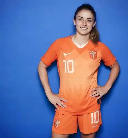 荷兰女足2017年勇夺女足欧洲杯,2019女足世界杯亦得到亚军,范德东克均