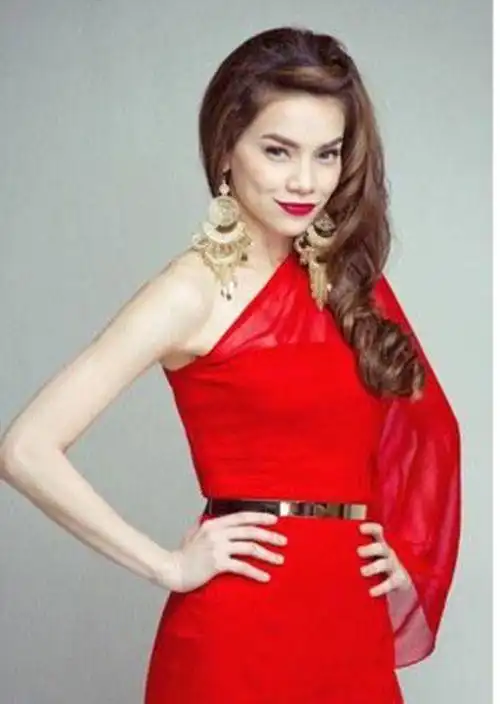 越南流行天后胡玉荷 才华出众会穿搭 玫瑰印花裙美炸了