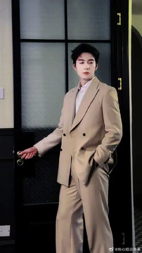 陈星旭把西装焊在身上吧##陈星旭驼色西装造型