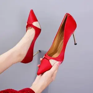 红色婚鞋新娘婚纱秀禾鞋亮片蝴蝶结法式高跟鞋女细跟性感尖头单鞋