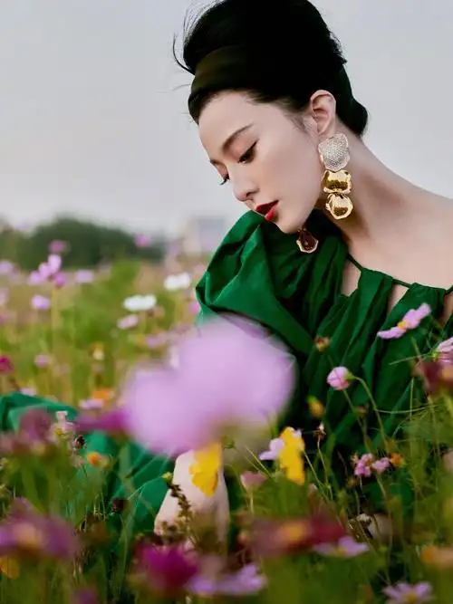 范冰冰穿绿色长裙压轴走红毯)