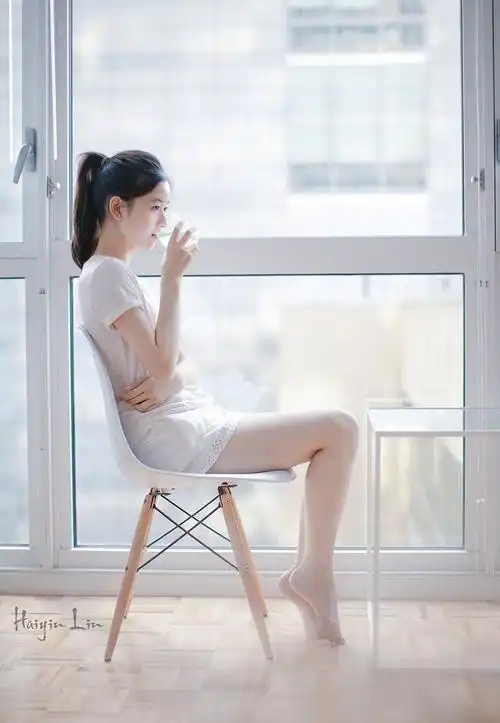 章泽天扎着马尾,身着简单的白t,干净又清新-爱读书