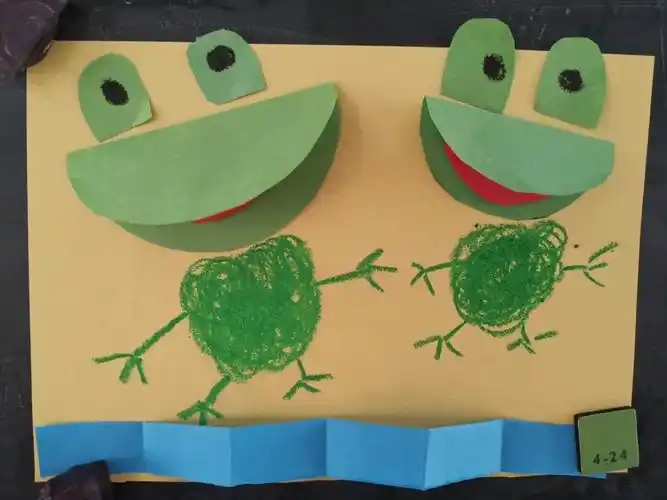 中一班手工课-剪贴画《小青蛙》