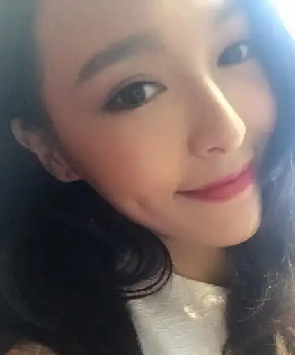 唐嫣晒自拍美照 甜笑暖心露酒窝颜值爆表