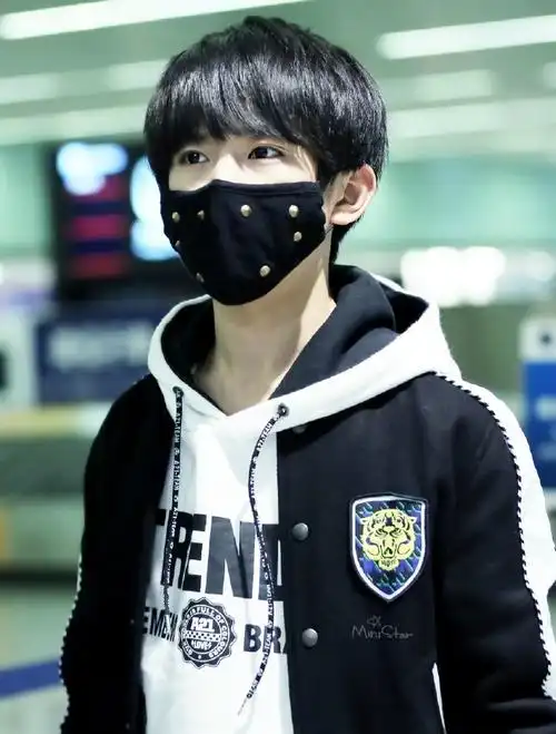 易烊千玺超话  2015 /0228 /150228  深圳飞长沙  笑起来的眼睛  #易