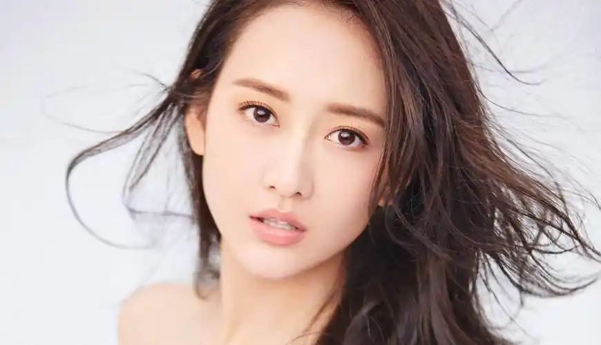 现在的王鸥依然是单身,拼事业的类型;但是明道先生却已经结婚生子了