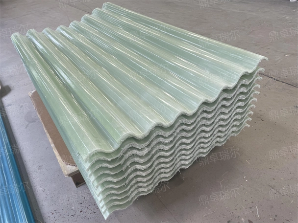 玻璃钢瓦以其独特的结构和卓越的性能,逐渐在建材市场备受关注.