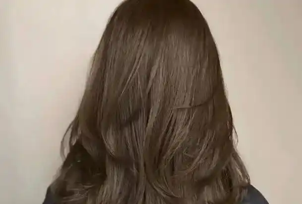 冷棕色适合什么皮肤 冷棕色和黑茶色哪个显白