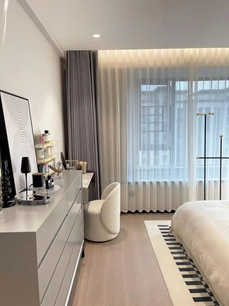 7米床头背景:浅米色科技布皮硬包 拼接自然缝隙其他墙面:浅米色墙布