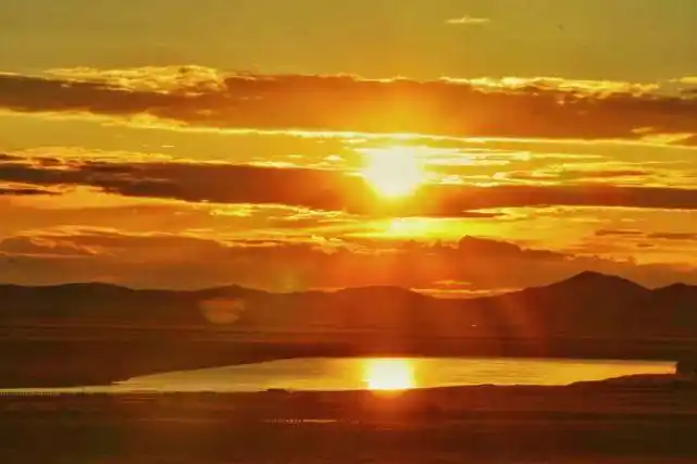 实拍万缕霞光印草原长河落日醉了人间