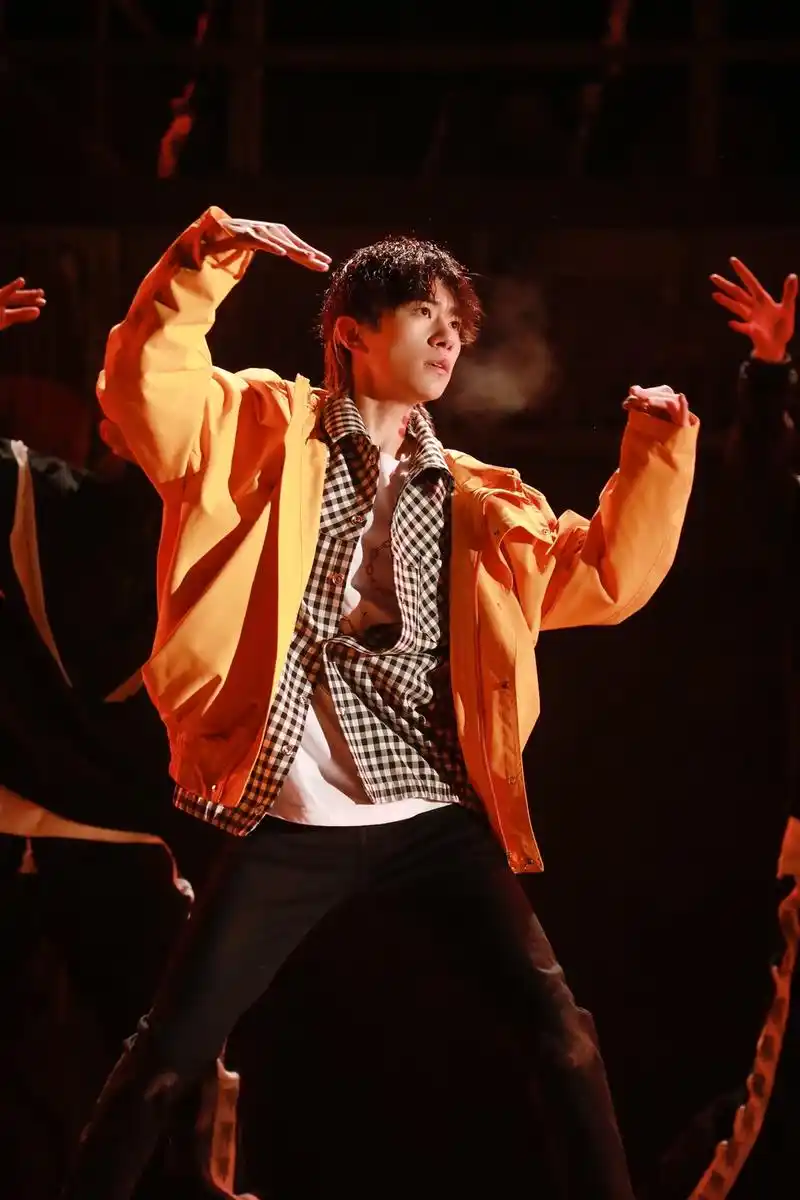 易烊千玺狮子发型抢眼 活力街舞少年火力全开_高清图集_新浪网