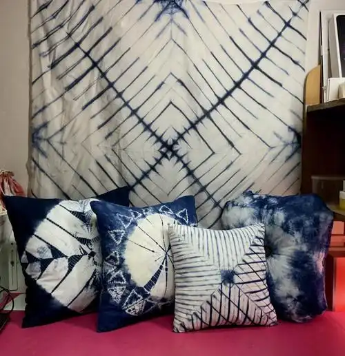 图中抱枕使用的技法是扎染和夹染,扎染和夹染可随意设计,得出的图案