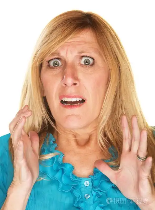 惴惴不安的金发女人