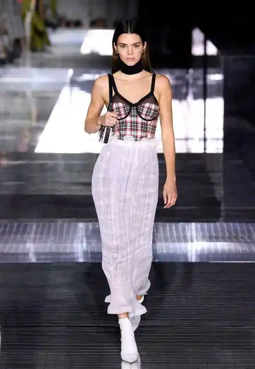 肯豆穿吊带鱼尾裙走秀,大秀直角肩和巴掌腰,这身材比例也太好了