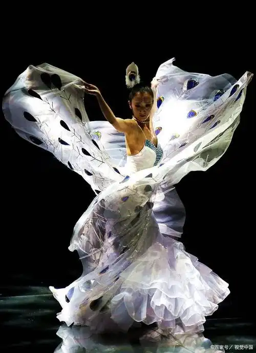 彝族孔雀舞:翩翩起舞的彩羽魅力