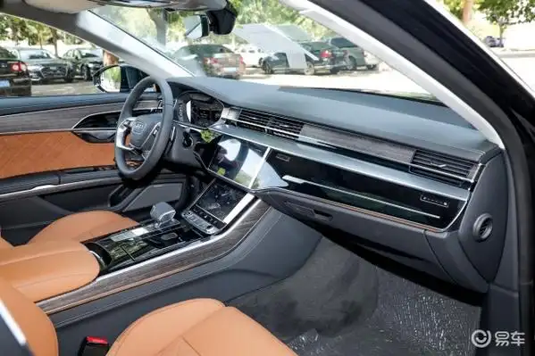 内饰风格上,奥迪a8l更强调大气和奢华.