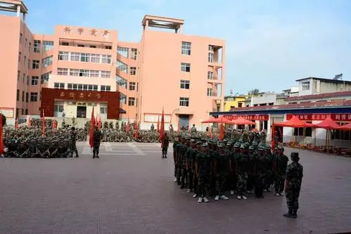 太震撼了镇平县工艺美术学校2019级新生军训会操表演暨总结大会