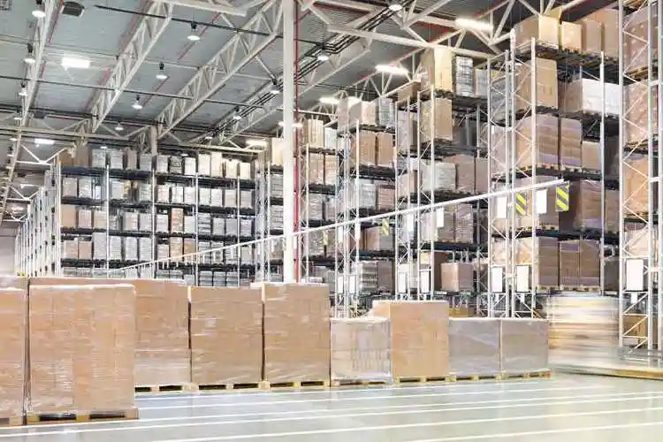 大型仓库里放置着许多货物架和货物