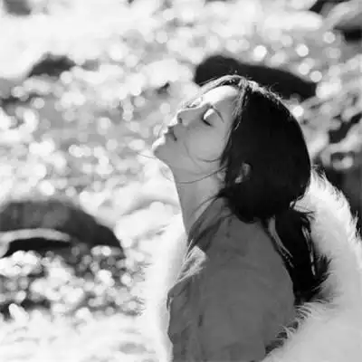 女生黑白简单意境头像真人图片_女生头像_头像屋