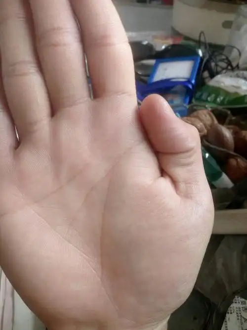 你好,这样的手相怎么样属于三角手纹吗