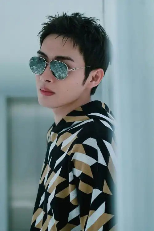 张彬彬出发米兰时装周##张彬彬千鸟格卫衣出发米兰##hello时装周