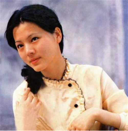 难怪王扶林导演非要把她"化丑",当年的她漂亮到欧阳奋强不敢看