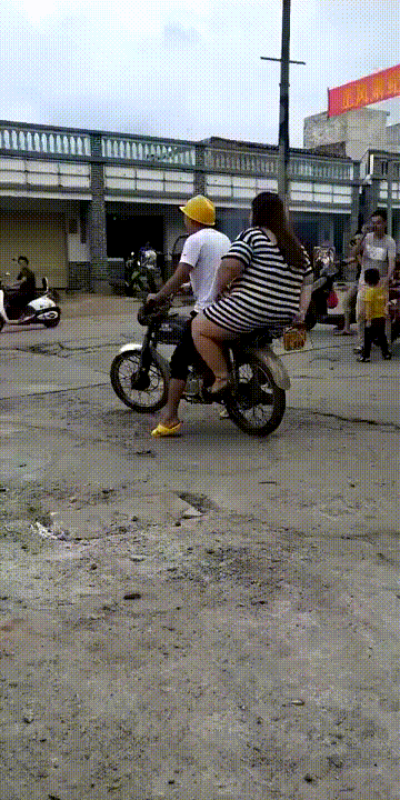 爆笑gif由于女朋友太胖小伙骑摩托带着她刚起火就后翻车了