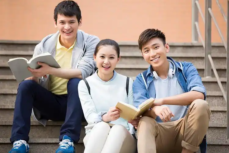 校园里的大学生同学