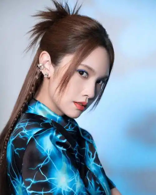 杨丞琳《声声如夏花》靛蓝闪电装写真释出 造型时髦亮眼抢镜_杨丞琳