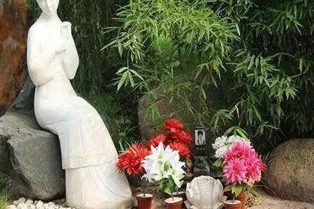 陈晓旭不仅人长得漂亮,而且还是一个才女.