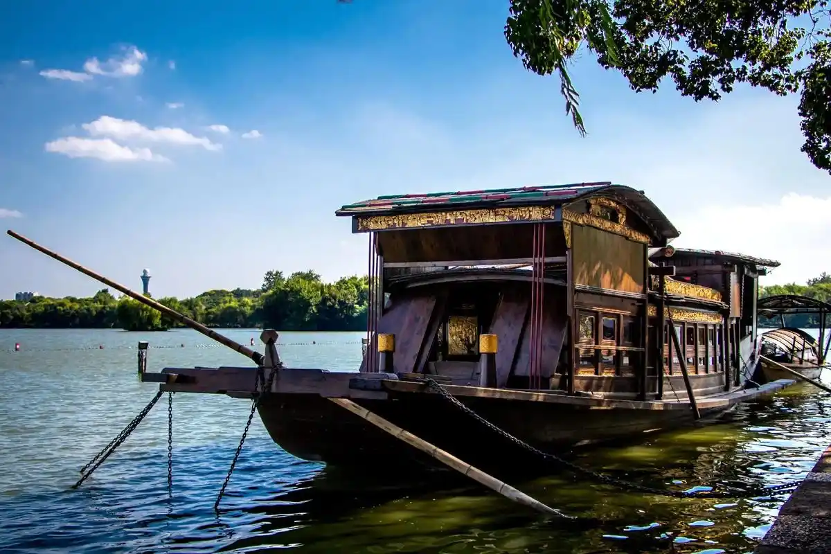 9月 嘉兴 红船.#我的摄影日记 #嘉兴南湖 #爱拍照爱生活 - 抖音