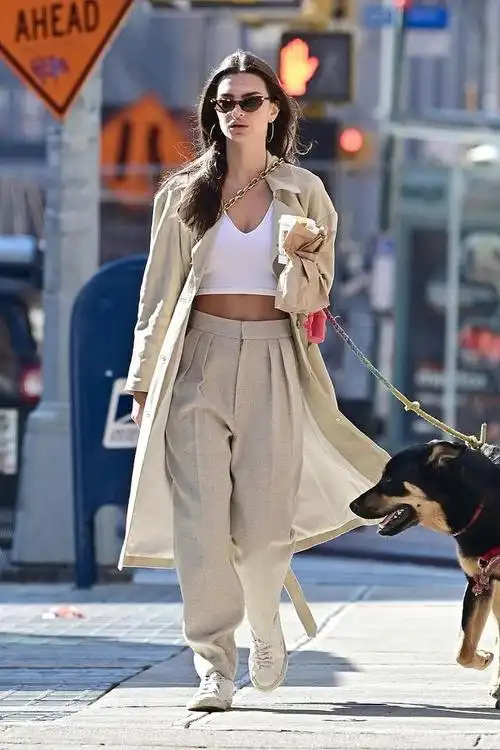 艾米丽·拉塔科夫斯基街拍:风衣阔腿裤veja小白鞋 走路生风