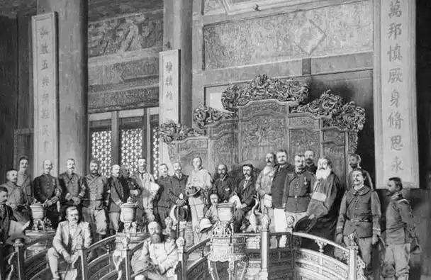 八国联军军官在紫禁城内宝座上合影.