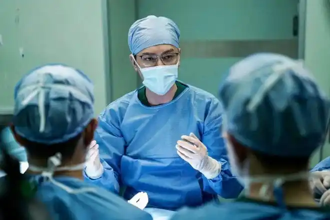 由冯绍峰饰演的医生林立是整个救援接力的最后一棒:"我作为等在终点