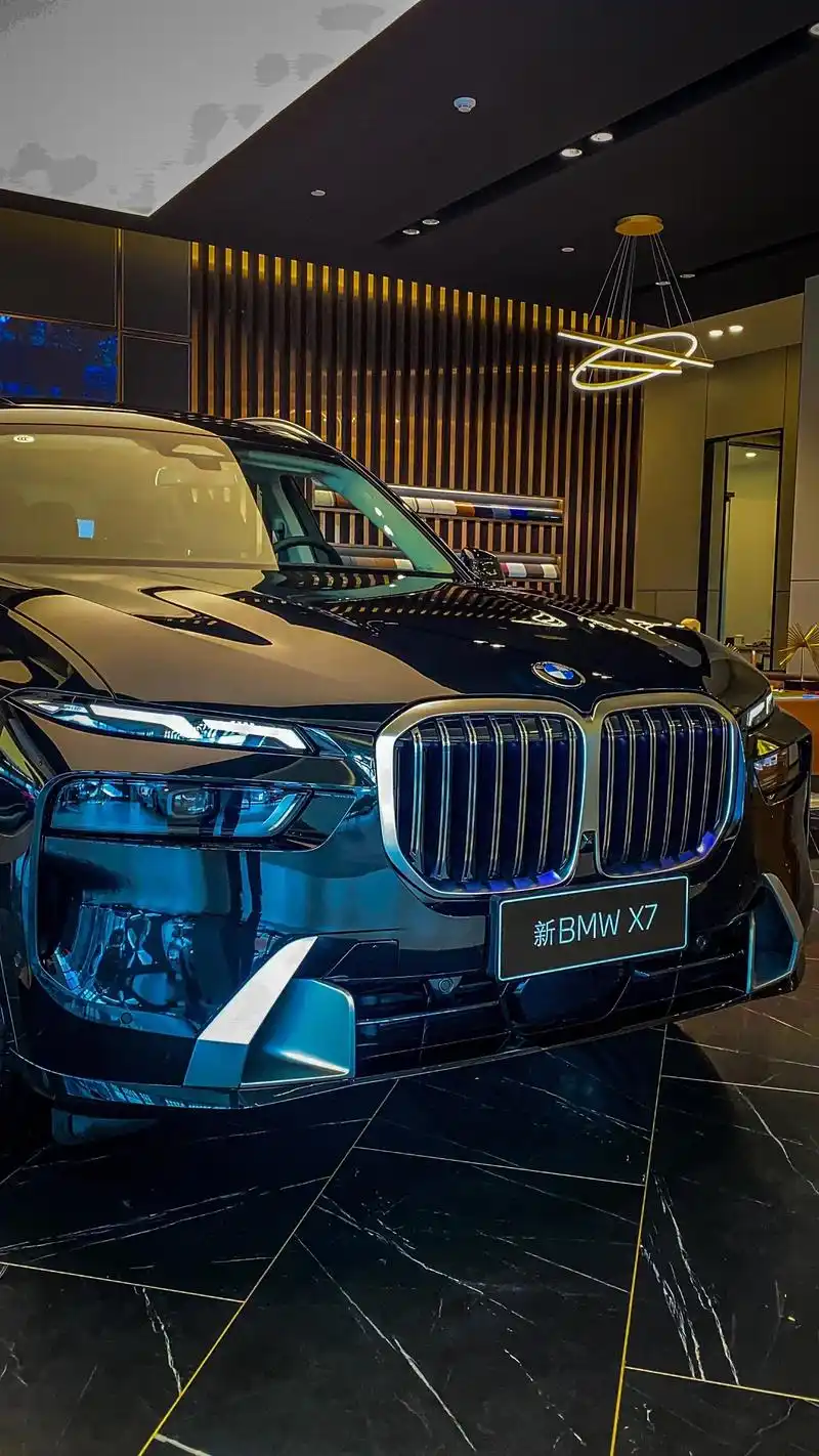 23款加版宝马x7独有的外观风格.分体式大灯  - 抖音