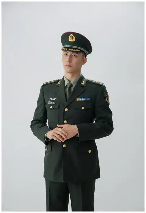 亲爱的戎装黄景瑜新造型曝光军装英武帅气眼神杀太精彩了