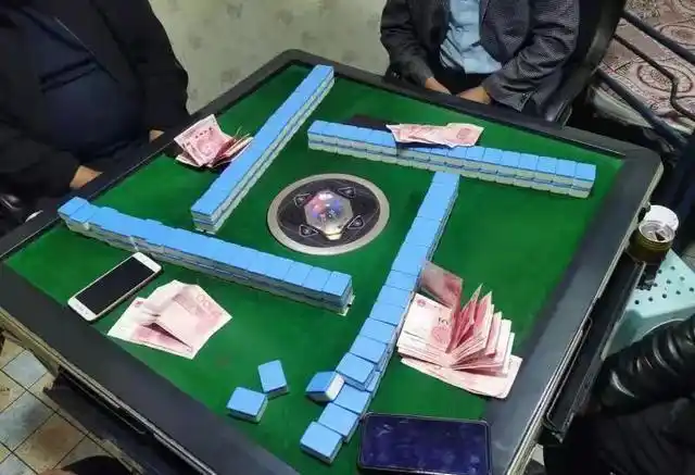 警示曝光行拘四人五峰派出所查处一起赌博案