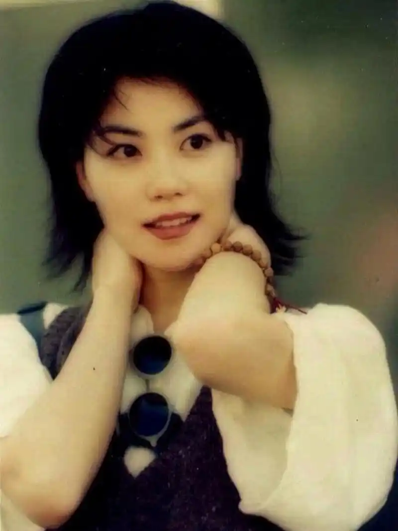 《mv》是my valentine 的缩写 作词:林夕 作曲 : 谢霆锋 演唱:王菲