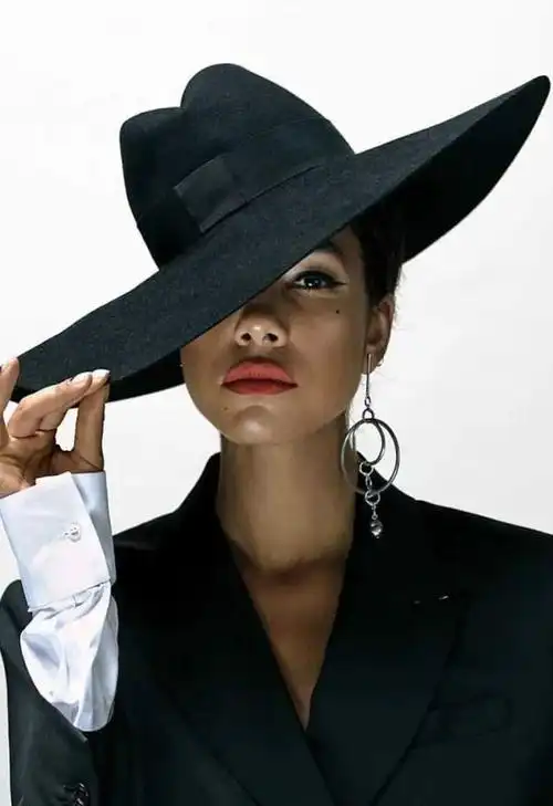 戴礼帽的女人优雅又潇洒