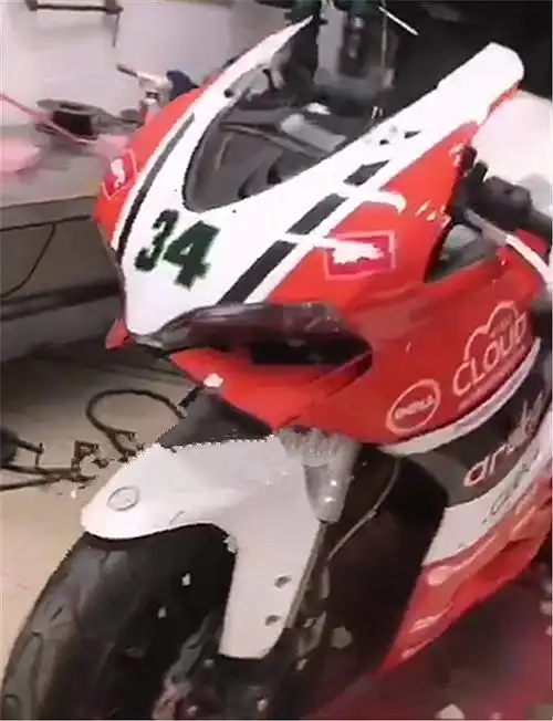 贝纳利黄龙300摩托车改装成杜卡迪排量300cc配双缸引擎