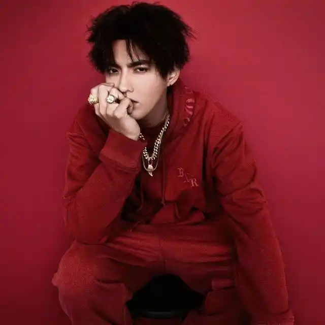 180518 吴亦凡冒泡更新ins动态并更换微博头像 全力为新歌助力