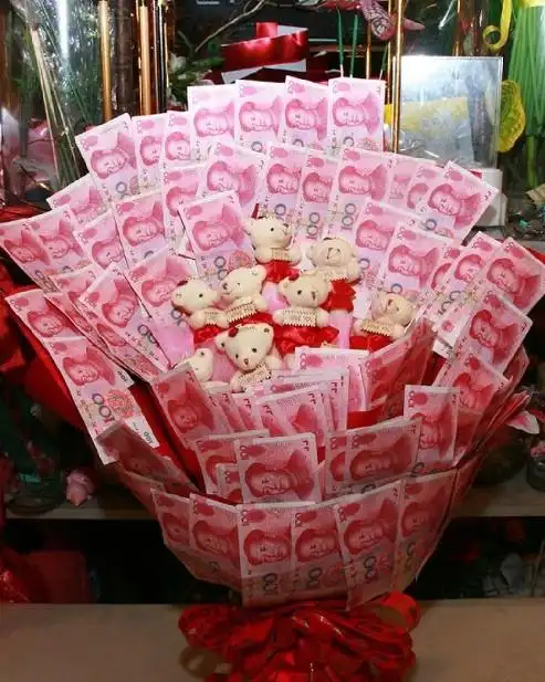 土豪订制100张百元人民币花束求婚