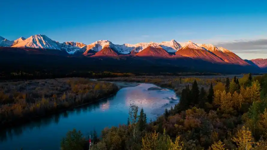 空中俯瞰加拿大育空地区克鲁恩国家公园