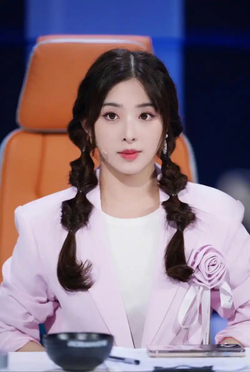 张含韵晒出综艺#听说很好吃# 现场录制照,一身粉色,俏皮可爱.