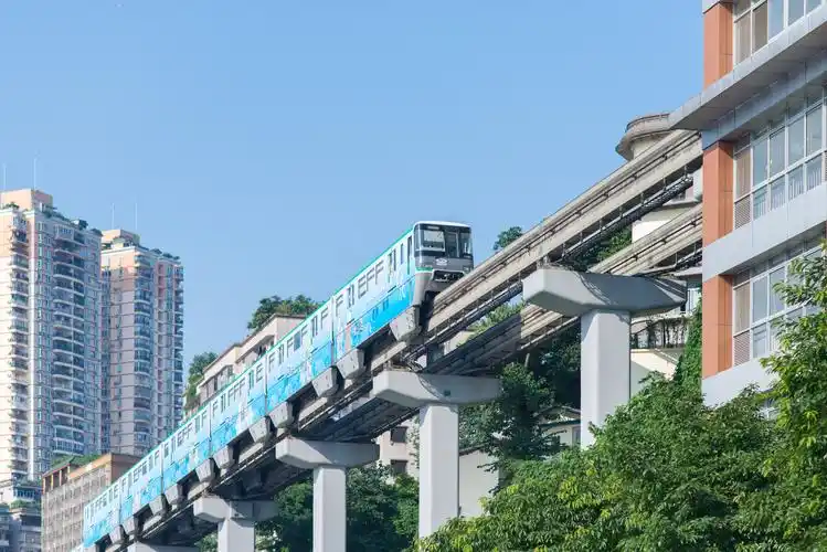 中国最网红的轻轨站凌空穿楼跟它的城市一样魔幻