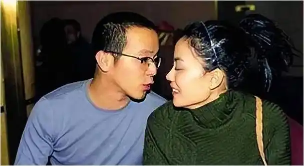 1988年,王菲和那英的舞台合作《相约九八》至今仍被人津津乐道.