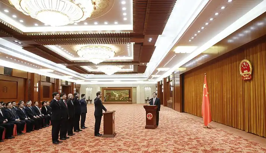 2月26日,十二届全国人大常委会在北京人民大会堂首次举行宪法宣誓